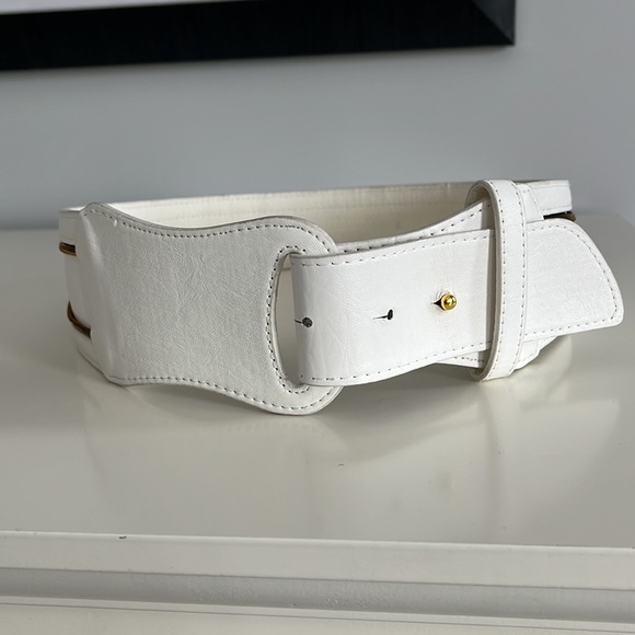 A gorgeous white belt for gorgeous ladies 🐬 - Picture 4 of 9